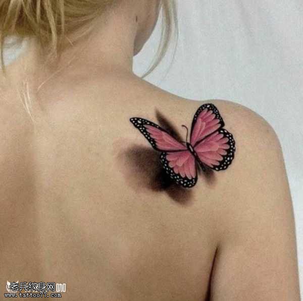 肩部逼真蝴蝶纹身图案
