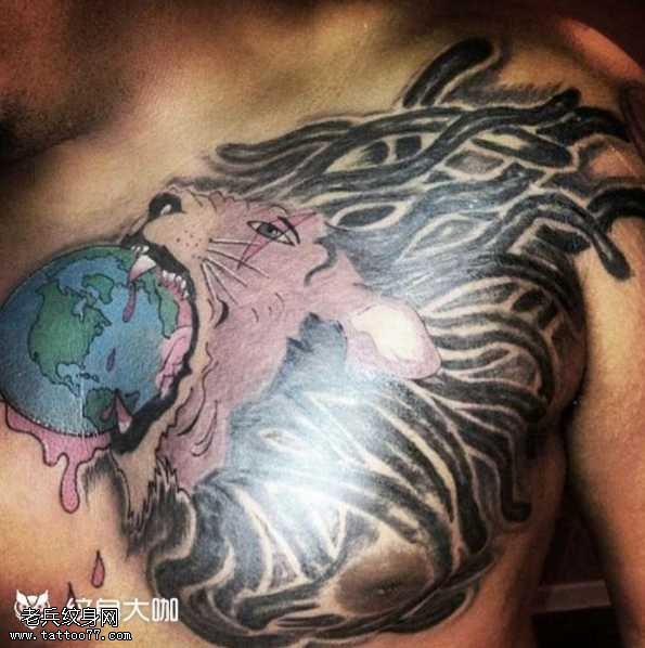胸部狮子咬地球纹身图案