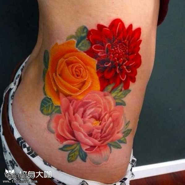 腰部花朵纹身图案