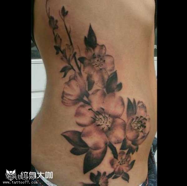 腰部花朵纹身图案