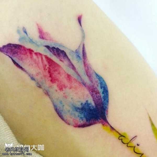 腰部彩花朵纹身图案