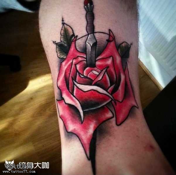 腿部玫瑰纹身图案