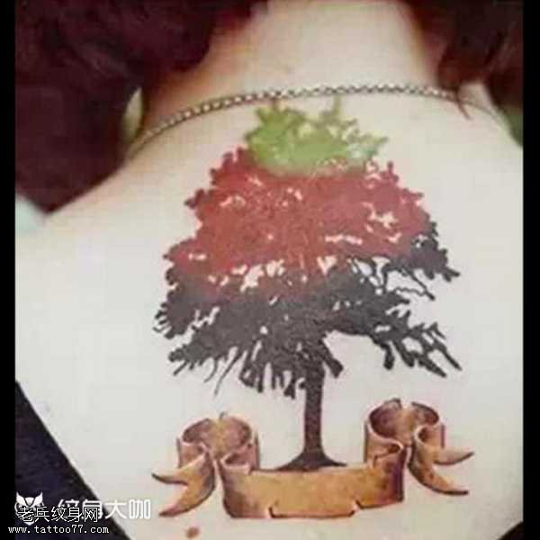 背部树木纹身图案