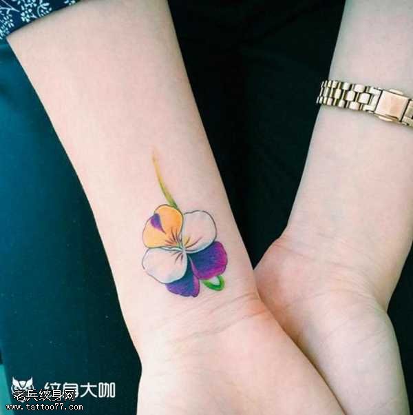 腰部花朵纹身图案