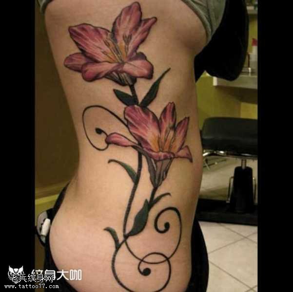 腰部花朵纹身图案