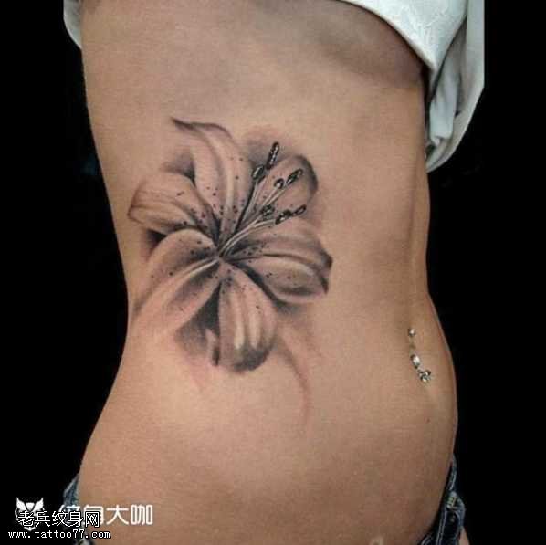 腰部花朵纹身图案