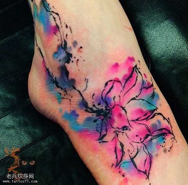 脚部水彩莲花纹身图案