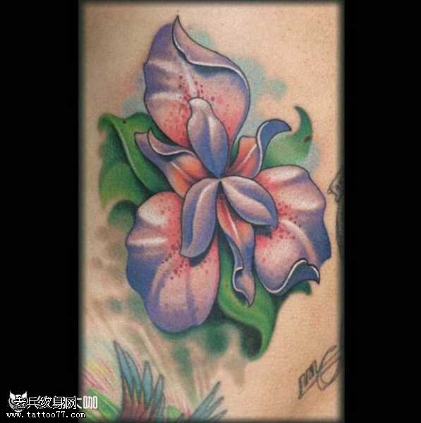 腰部花朵纹身图案