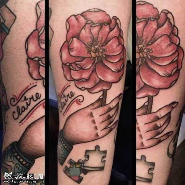 腰部粉花朵纹身图案