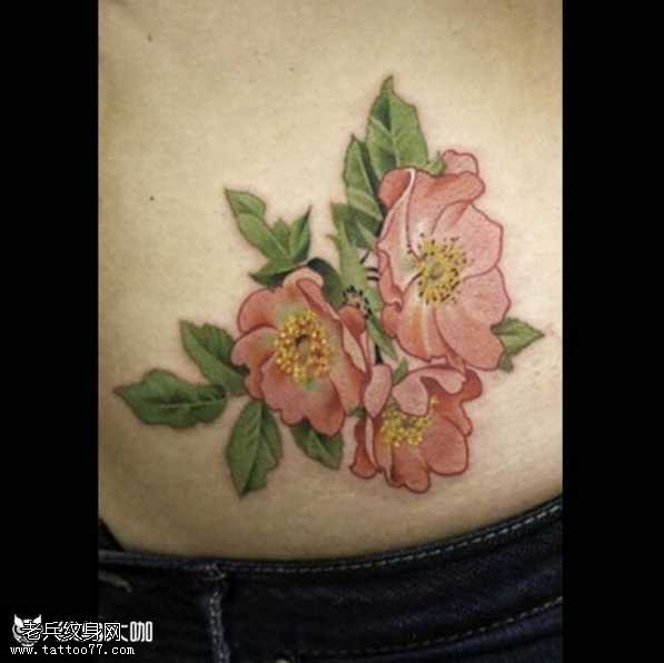 腰部粉花朵纹身图案