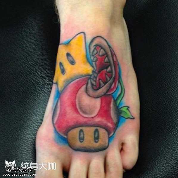 脚部草莓纹身图案