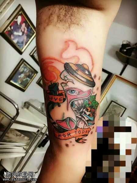 胳膊沙漏纹身图案