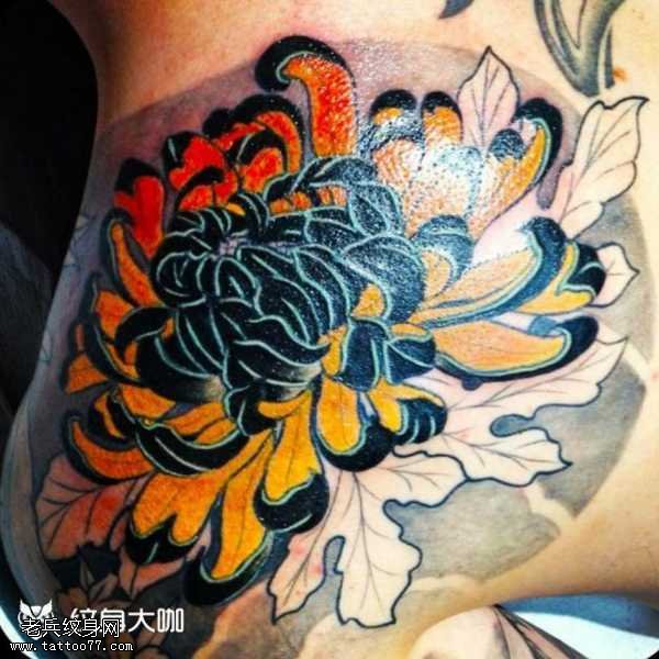 腿部黑菊花纹身图案