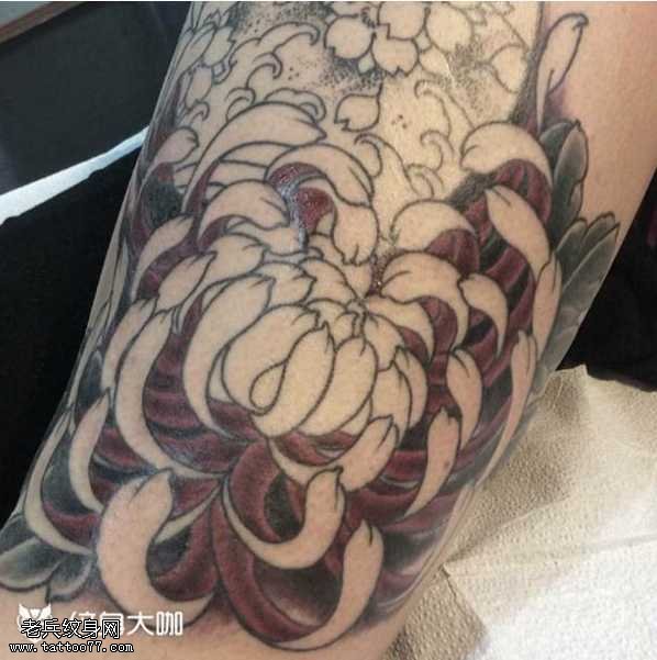腿部菊花纹身图案