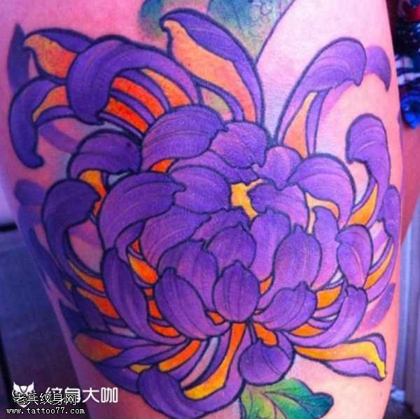 腿部紫菊花纹身图案