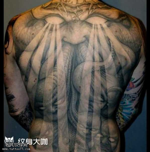满背恶魔眼光纹身图案