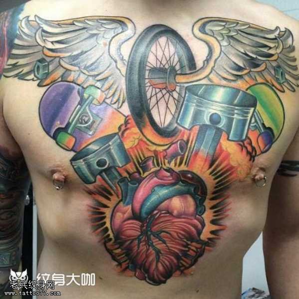 胸部心脏动作纹身图案