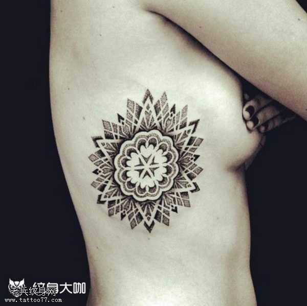 腰部点刺花纹身图案