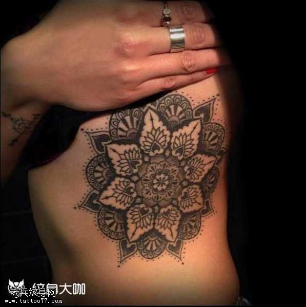 腰部个性点刺纹身图案