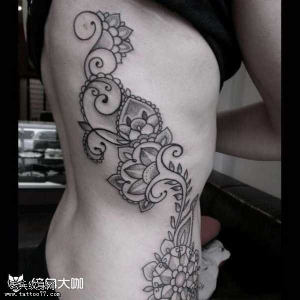腰部花藤纹身图案