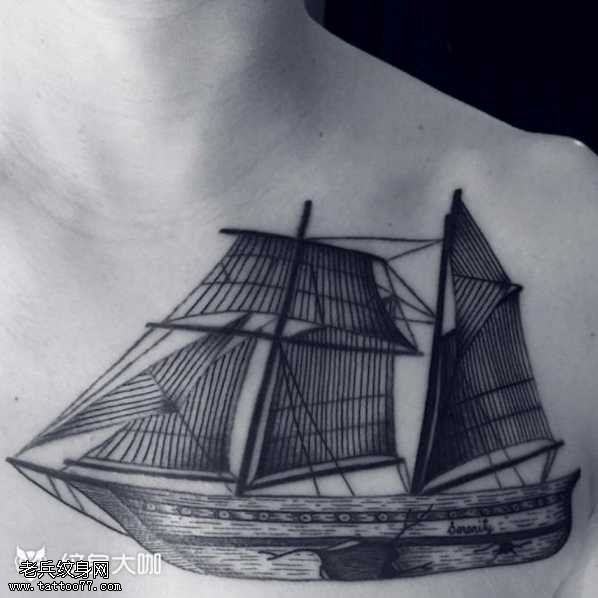 胸部黑灰船纹身图案