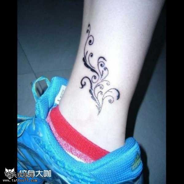 腿部花藤纹身图案