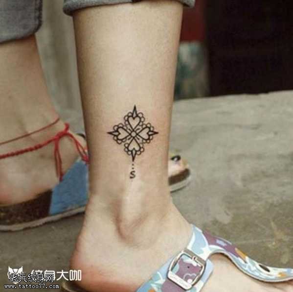 腿部四叶草纹身图案