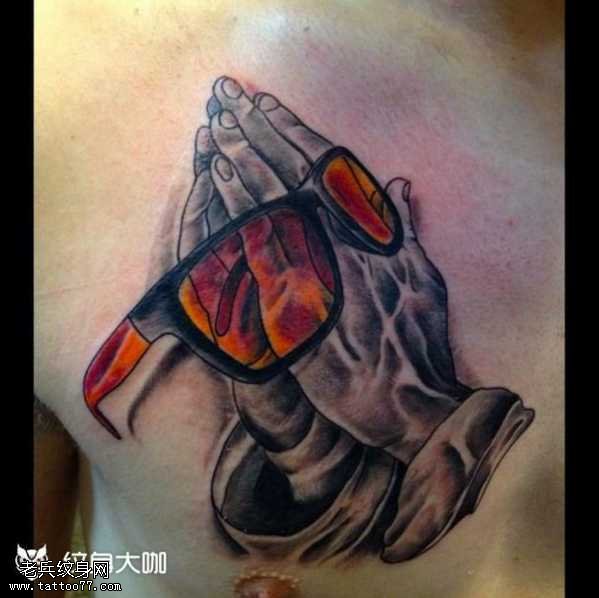 胸部手眼睛纹身图案