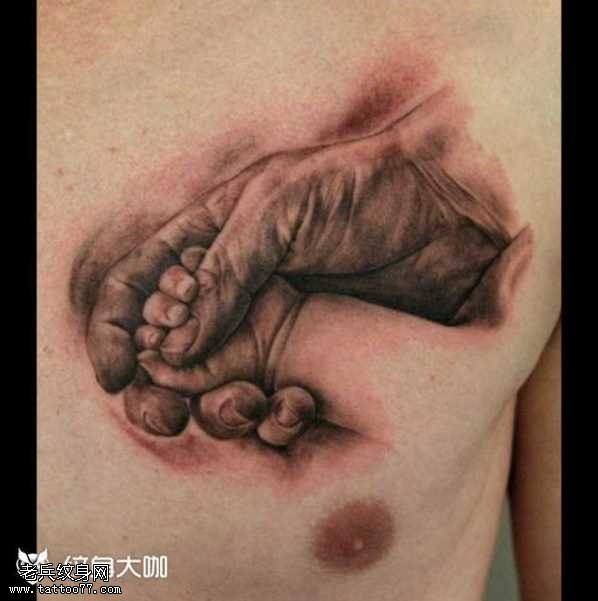 胸部小孩手纹身图案