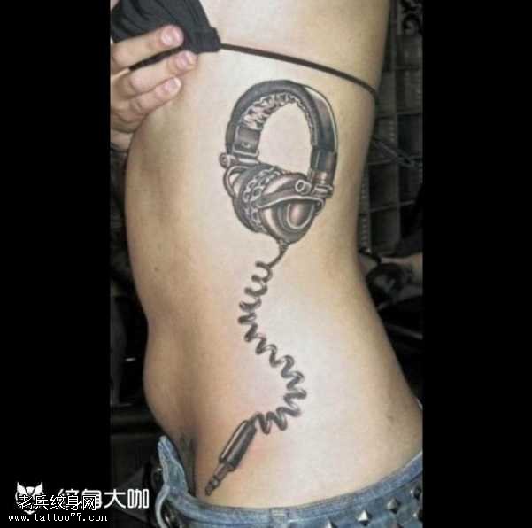 腰部耳机纹身图案