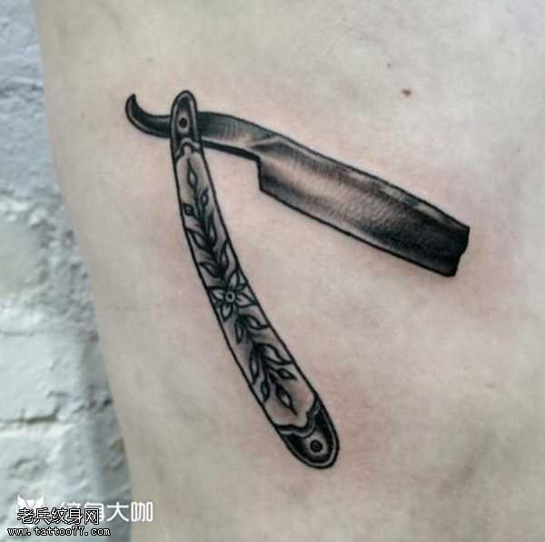 腰部剪刀纹身图案