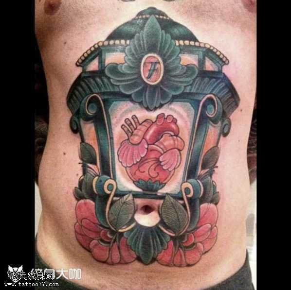 腰部心脏纹身图案