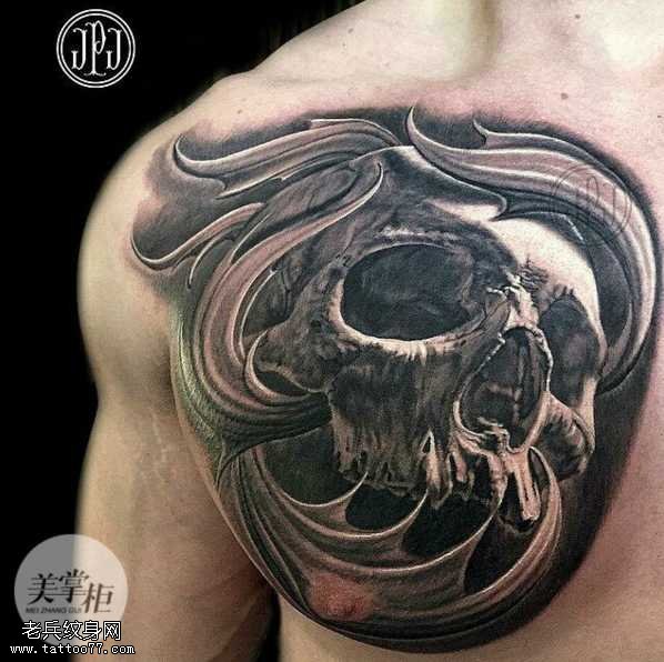 胸部骷髅纹身图案