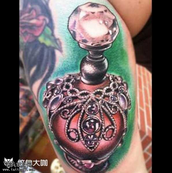 腿部小皇冠纹身图案