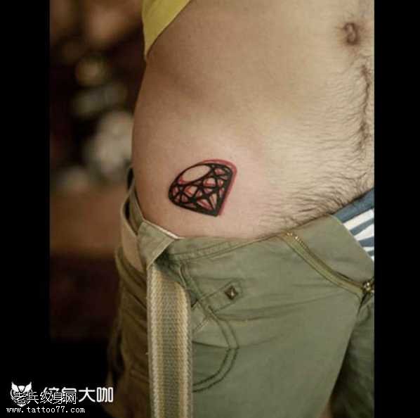 腰部钻石纹身图案