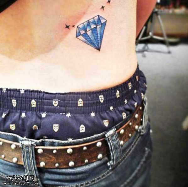 腰部钻石纹身图案