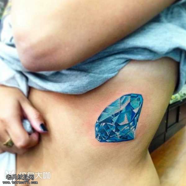 逼真钻石纹身图案