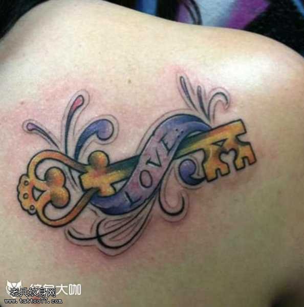 肩部钥匙纹身图案