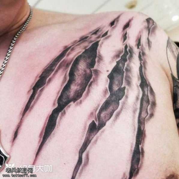 胸部撕皮纹身图案