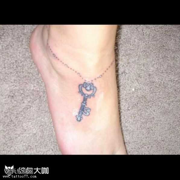 脚部钥匙纹身图案
