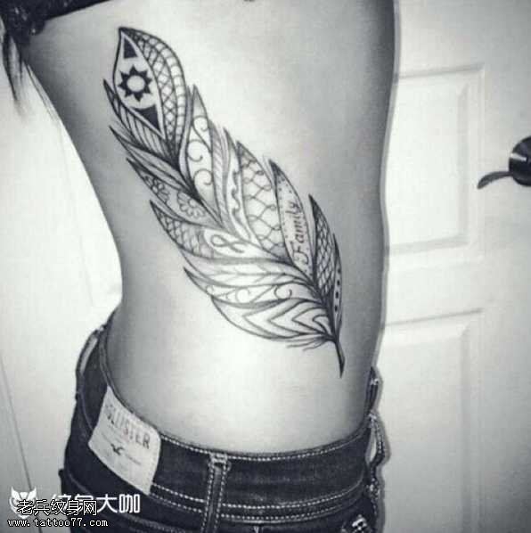 腰部黑羽毛纹身图案