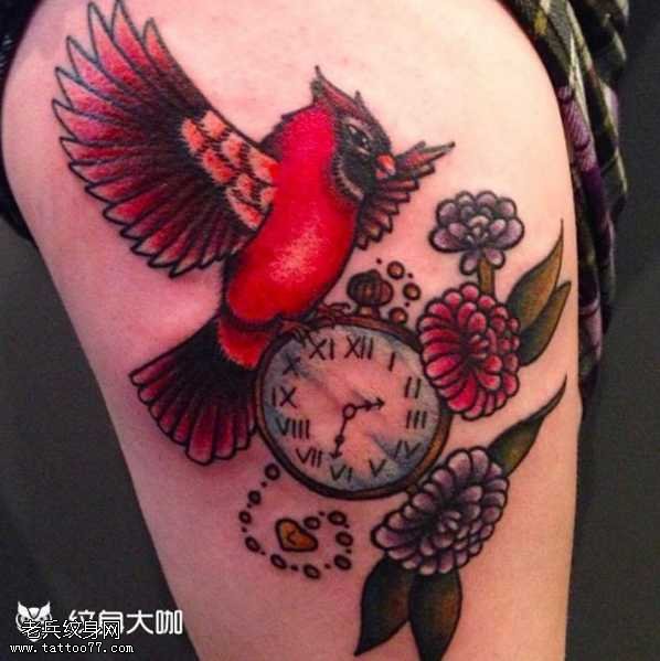 肩部小红鸟闹钟纹身图案