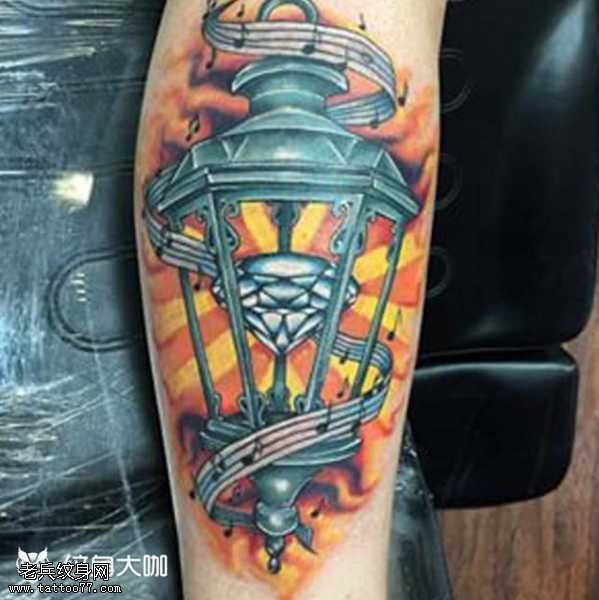 腿部钻石笼纹身图案