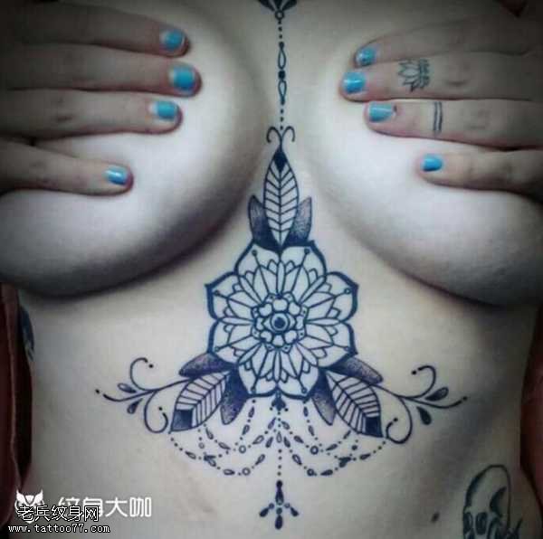 腹部点刺花纹身图案