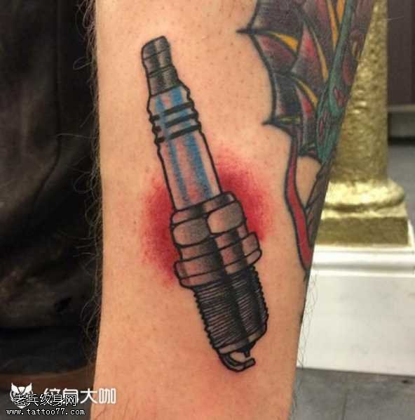 腿部电棒纹身图案