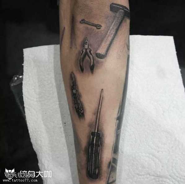 腿部工具箱纹身图案