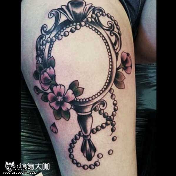 腿部镜子纹身图案