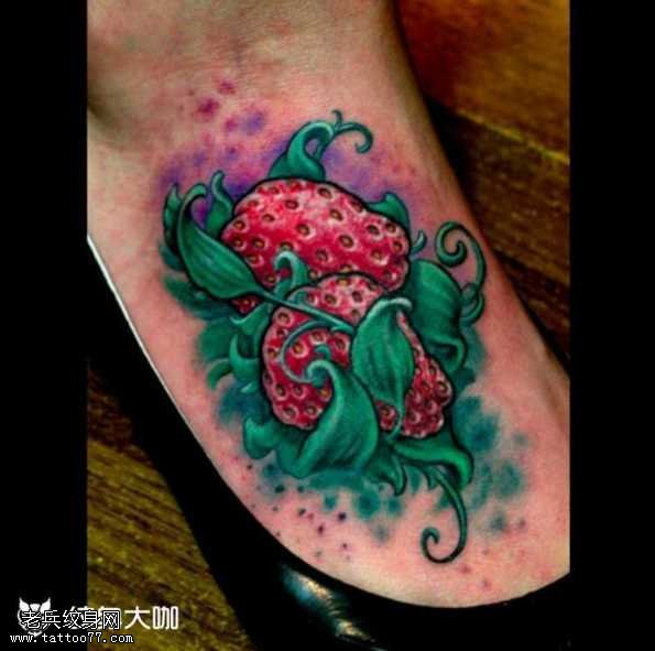 脚部草莓纹身图案