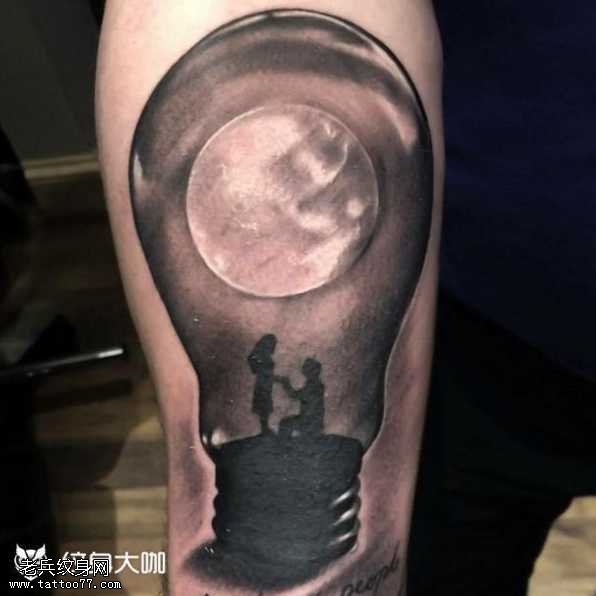 腿部日月纹身图案