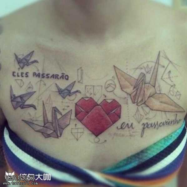 胸部红心纹身图案